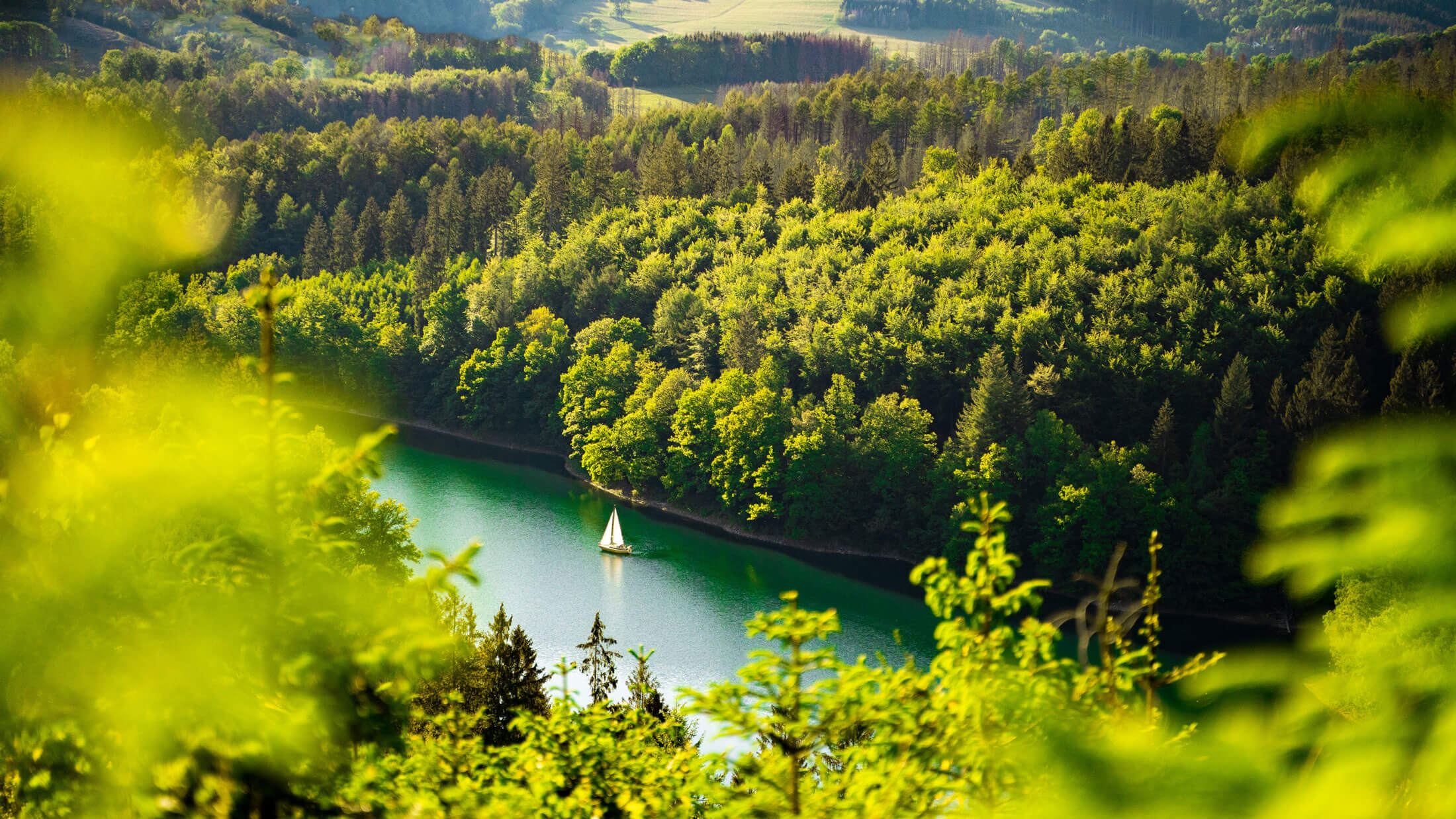 Ein Segelboot auf einen See bei Gummersbach